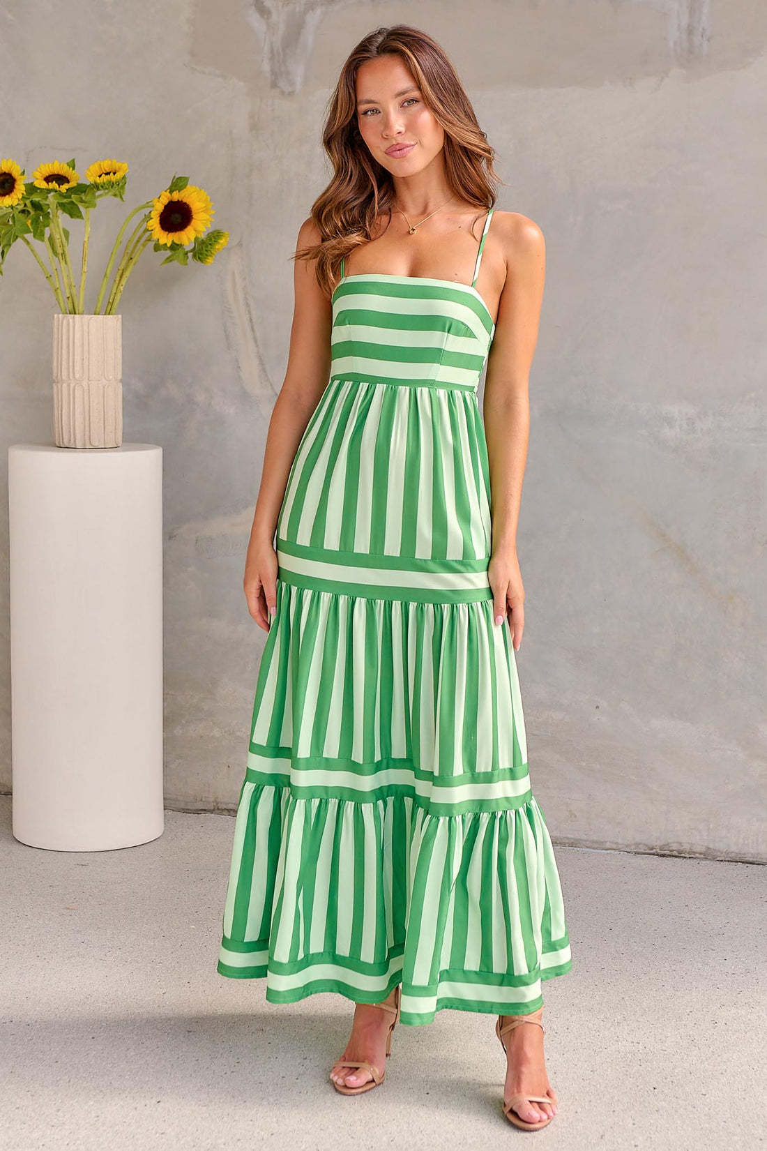 Robe Maxi à Rayures et Bretelles Fines pour un Été Joyeux et Audacieux